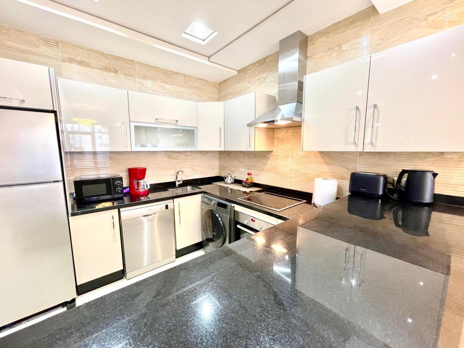 Modern Elegance With Sea Views In Central Tangier - Steps To Beach, Train And Attractions! ภายนอก รูปภาพ