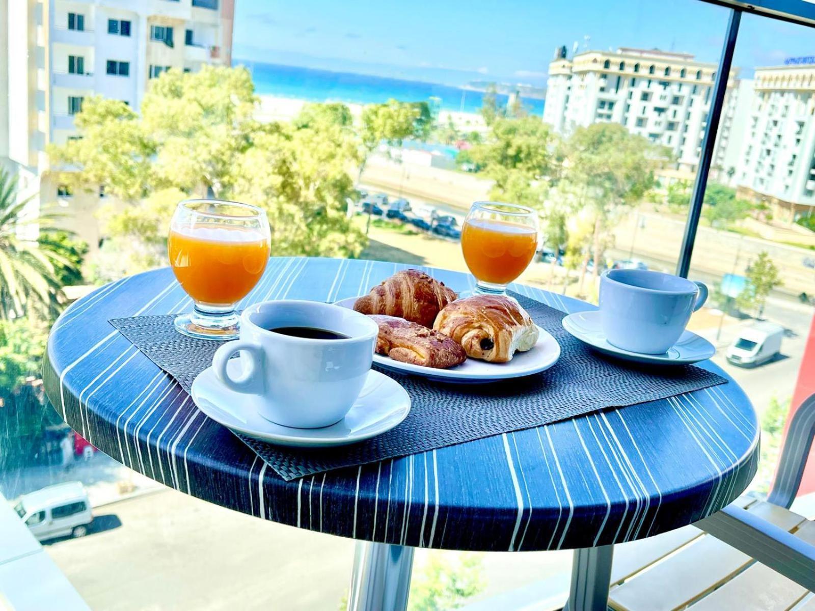 Modern Elegance With Sea Views In Central Tangier - Steps To Beach, Train And Attractions! ภายนอก รูปภาพ